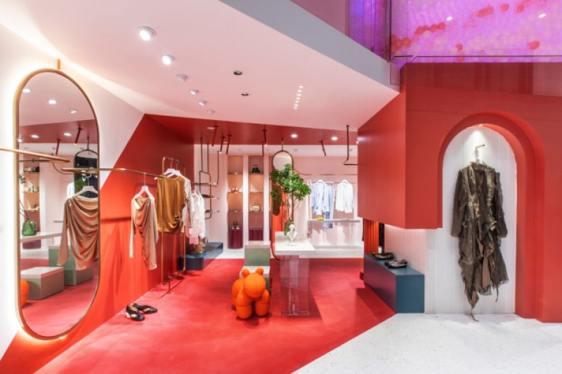 在裝修設(shè)計服裝店時，首先要使用明亮的燈光