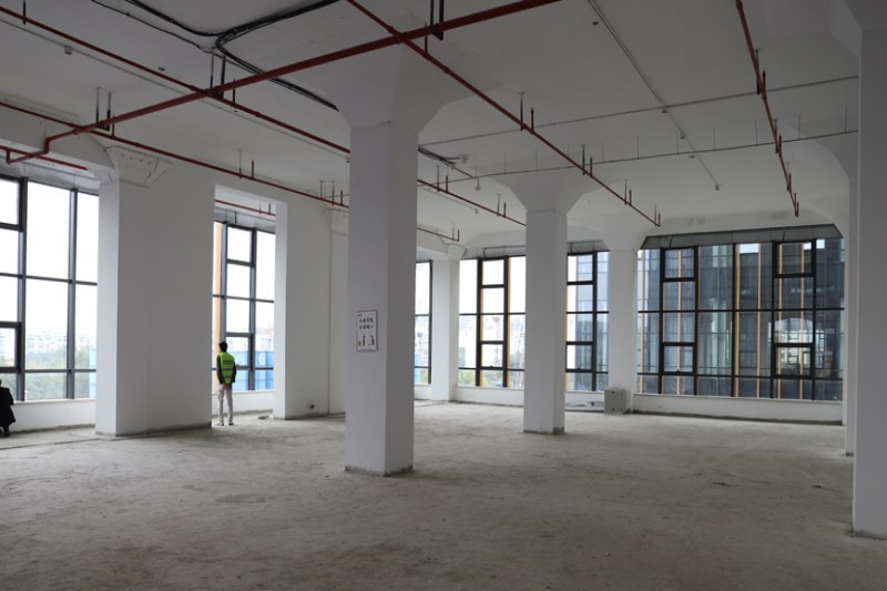 南京辦公室裝修實(shí)景工地（南京辦公室裝修工地木工細(xì)節(jié)）